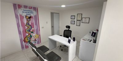 ¡Oportunidad para comprar consultorio en Los Rosales, Manizales!

Detalles del Consultorio:


 Área Construida: 19.8 M2
 Alcobas: 1
 Baños: 1
 Estrato: Comercial
 Piso: 2


Características Destacadas:


 Baño Auxiliar: Privacidad y comodidad para tus pacientes.
 Doble Ventana: Iluminación natural y aislamiento acústico.
 Suelo de Cerámica: Elegancia y fácil mantenimiento.
 Acceso Pavimentado: Fácil acceso para pacientes y visitantes.
 Centro Médico: Ubicación estratégica en un entorno de salud.
 Portería / Recepción: Atención y seguridad garantizada.
 Zona Residencial y Comercial: Entorno versátil y conveniente.


Descripción Adicional:

Este consultorio en el nivel 2 cuenta con un consultorio, baño completo, cocina sencilla, piso en cerámica y bahía de parqueo. Además, el valor de administración incluye los servicios básicos y dispone de una sala de espera para la comodidad de tus pacientes.

¡No dejes pasar esta oportunidad de establecer tu consultorio en un sector privilegiado de Los Rosales en Manizales!


 

Contáctanos para más detalles y agenda una visita hoy mismo. ?✨
