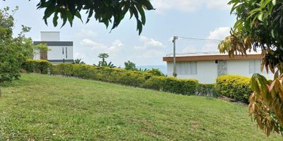 ? ¡Lote en Venta en Conjunto Cerrado, Palestina, Caldas!

Construye la casa de tus sueños en este exclusivo lote ubicado en un conjunto cerrado que combina naturaleza, tranquilidad y confort.

? Espacio Ideal:
Con un área de 526 m², este lote te ofrece el espacio perfecto para un proyecto personalizado en un entorno campestre y seguro.

? Características del Conjunto:


 Urbanización cerrada, diseñada para garantizar privacidad y tranquilidad.
 Amplias zonas verdes y áreas turísticas para disfrutar de la naturaleza.
 Ambiente pet-friendly, ideal para compartir con tus mascotas.


? Entorno Natural y Acceso:
Ubicado en una zona campestre con vistas espectaculares y un entorno lleno de paz, perfecto para desconectarte del ruido urbano.

? Oportunidad de Inversión:
Un lote ideal para una vivienda campestre o como inversión en un área en crecimiento.

¡No dejes pasar esta oportunidad única! Contáctanos para más información o agenda tu visita para conocer este hermoso lote en Palestina, Caldas. ?


 
