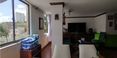 ? Apartamento en Venta en Palermo, Manizales | Venta Apto

✨ Características Principales:


 Área Privada: 92 m².
 Habitaciones: 4 (2 grandes y 2 pequeñas).
 Baños: 3 (uno en la habitación principal, uno social con ducha y otro social solo sanitario).
 Cocina: Semiintegral con excelente distribución.
 Zona de ropas: Espaciosa y funcional.
 Parqueadero: 1 incluido.
 Piso: 2 (sin ascensor).
 Estrato: 6.


? Comodidades y Ventajas:


 Diseño práctico: Sala-comedor amplia y luminosa.
 Conectividad: Citófono/intercomunicador, gas domiciliario y calentador.
 Acabados de calidad: Piso en cerámica/mármol y doble ventana para mayor iluminación y ventilación.
 Ubicación estratégica: Cercano a centros comerciales, colegios, universidades, parques y transporte público.
 Zona residencial: Tranquilidad y fácil acceso a servicios esenciales y médicos.


? ¡Oportunidad de Inversión!
Un hogar cómodo y funcional, ideal para familias que buscan calidad y ubicación privilegiada.

? Contáctanos para más detalles y programar tu visita! ?


 
