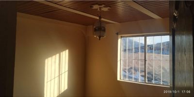 Casa con Renta en Venta en Calarcá, Quindío

Oportunidad de inversión en Calarcá. Esta casa bifamiliar de doble renta ofrece espacios independientes y funcionales, ideal para generar ingresos adicionales o para familias que buscan comodidad y privacidad.

Distribución de la Propiedad:
En el primer piso, cuenta con una habitación, un baño, sala comedor, cocina y zona de ropas. En el segundo piso, dispone de tres habitaciones, un baño, sala comedor, cocina y zona de ropas.

Ubicación y Beneficios:
Ubicada en un sector de estrato 2, con fácil acceso a transporte y servicios esenciales. Su distribución permite una excelente opción de vivienda y renta al mismo tiempo.

Si buscas una inversión rentable en Calarcá, esta casa bifamiliar es una gran oportunidad. Contáctanos para más información y agenda tu visita.


 
