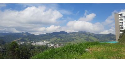 Venta de Apartamentos Nuevos en El Trébol, Manizales | Apto para Estrenar

Descripción General
Descubre la oportunidad de vivir en un moderno apartamento en El Trébol, Manizales, con un área privada de 38 m². Ubicado en el primer piso, este nuevo apartamento ofrece confort y funcionalidad en una de las zonas más exclusivas de la ciudad.

Espacios y Distribución
El apartamento cuenta con 1 habitación y 1 baño, perfectamente diseñado para aprovechar cada metro cuadrado. Incluye una sala-comedor integrada y una cocina integral equipada para tus necesidades culinarias. El balcón proporciona un espacio adicional para relajarte y disfrutar de la vista panorámica.

Características Adicionales
Los acabados son de alta calidad, con pisos en cerámica y ventanas dobles que ofrecen excelente aislamiento. Además, dispone de armarios empotrados, calefacción y zona de lavandería, garantizando comodidad y practicidad en tu día a día.

Amenidades y Servicios
El edificio cuenta con una serie de amenidades como ascensor, gimnasio, piscina, y varias canchas deportivas. También hay parqueadero para visitantes, jardín y salón comunal para tu conveniencia. La propiedad está equipada con portería y vigilancia 24 horas, asegurando un entorno seguro y tranquilo.

Ubicación y Entorno
Situado en una urbanización cerrada con acceso pavimentado, el apartamento se encuentra en una zona residencial cercana a colegios, universidades, centros comerciales y parques. El transporte público cercano facilita la movilidad y el acceso a diferentes áreas de la ciudad.

Beneficios Extra
Este apartamento admite mascotas y está en una ubicación estratégica que combina exclusividad y accesibilidad. Con excelentes acabados y una vista panorámica, representa una excelente opción para quienes buscan estrenar un hogar con todas las comodidades.

¡No pierdas la oportunidad de hacer de este apartamento tu nuevo hogar! Contáctanos para más información y agenda tu visita.
