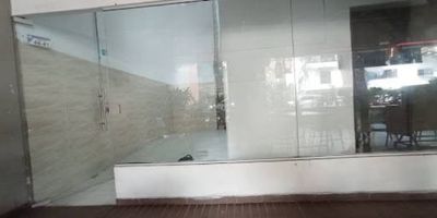 Local comercial en venta, ubicado en sabaneta,  El inmueble cuenta con un área construida de 42M2, en el interior cuenta con un baño. Es ideal para comidas, ya que cuenta con las adecuaciones y terraza para ubicar mesas, vitrina inmejorable y cercano a la avenida del Poblado y las Vegas 