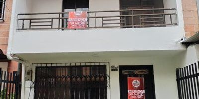 Casa en arriendo en Sabaneta, Antioquia, barrio Las Casitas. Esta casa de un piso cuenta con 140 m² construidos, 6 habitaciones y 3 baños. Su ubicación estratégica, a una cuadra del Parque de Sabaneta, la hace ideal para uso comercial como oficina, consultorio, bodega o para vivienda. La propiedad ofrece vigilancia para su seguridad. El canon de arriendo es de $3.200.000. Si busca arrendar en Sabaneta, contáctenos por WhatsApp, quiero que me contacten o vea nuestros teléfonos.