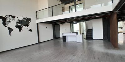 Espectacular oficina de 341 m², distribuida en 7 espacios de trabajo y un entrepiso con área abierta ideal para adaptar según tus necesidades. Dispone de 2 baños, cuarto de rack, pisos en madera, amplia vista exterior y 4 garajes (con opción de alquilar adicionales). Ubicada en edificio corporativo que ofrece 3 ascensores, comedor y salón comunal. Su localización estratégica, cerca de centros comerciales, comercios y vías principales, la convierte en una excelente oportunidad para empresas que buscan proyección y comodidad.