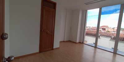 Oficina en arriendo en Rionegro, Antioquia. Ubicada estratégicamente en el Centro, dentro del Parque Plaza, este espacio de 21 m² es ideal para su negocio. Se encuentra en el primer piso de un centro comercial, cuenta con baño privado y vigilancia activa para su tranquilidad. El canon de arriendo ya incluye el valor de la administración. Con solo 1 año de antigüedad, esta oficina en Rionegro está lista para su uso inmediato, ofreciendo una excelente ubicación comercial. Para más detalles o agendar una visita, contáctenos vía whatsapp, quiero que me contacten o consulte nuestros teléfonos.