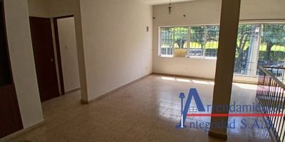 Se vende propiedad de 2 niveles conformada por 3 locales en el primer nivel y una casa en el nivel 2. Vende Integridad, inmobiliaria experta en administración y arrendamientos de apartamentos, casas, locales, bodegas y oficinas, Medellín y toda el área Metropolitana.
