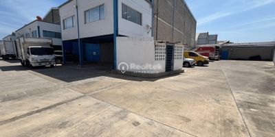 Excelente bodega en arriendo con aproximadamente seiscientos veinte metros cuadrados, ubicada estratégicamente cerca de los centros comerciales Alegra y Panorama, y del SENA Colombo Alemán. Esta propiedad cuenta con parqueadero cubierto para cuatro vehículos y está distribuida en dos niveles el primer piso ofrece un área de almacenamiento de aproximadamente cuatrocientos setenta metros cuadrados, con un baño para damas, un baño para caballeros, una ducha y una cocineta el segundo piso cuenta con un mezzanine y una oficina de ochenta metros cuadrados aproximadamente, equipada con dos baños damas y caballeros y cocineta. Ideal para operaciones logísticas, comerciales o empresariales, con disponibilidad para entrega inmediata.