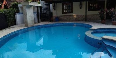 Vendo cabaña en en municipio de Olaya, sector Quebrada seca por la antigua vía que conduce de Sopetrán a Santafé de Antioqua, 148 m2, casa con 5 alcobas con aire acondicionado, 5 baños en total, cocina integral, kiosco, piscina privada, portería 24 horas, cuenta con dos aguas, una para uso domestico y otra para riego, pozo séptico, se permiten estadías cortas en la parcelación.