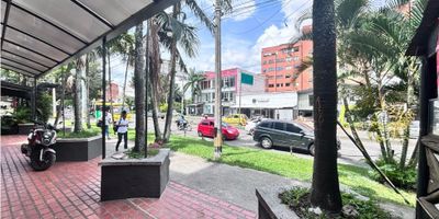 En el corazón vibrante de Laureles, sobre la dinámica Avenida 80, se encuentra este elegante local comercial, un lienzo perfecto de 15 m² donde tus ideas pueden cobrar vida.

Ubicado en primer piso, con acceso directo desde la vía, este espacio combina visibilidad y comodidad, ideal para emprendedores y negocios que buscan una ubicación estratégica. Su diseño práctico incluye un baño privado, brindando funcionalidad sin perder la armonía del entorno.

En un sector de estrato 4, rodeado de movimiento y energía comercial, este local se convierte en una oportunidad única para dar rienda suelta a tus proyectos. Aquí, cada detalle invita al crecimiento y al éxito. ¡Hazlo tuyo y deja tu marca en Laureles!