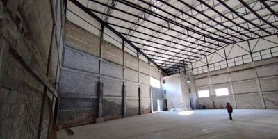 Bodega en arriendo, de 927 metros cuadrados, ubicada en parque industrial sobre la autopista Medellín-Bogotá, altura de 14 metros, con amplios espacios ideales para tu empresa, seguridad 24 horas. En Umbral tenemos las mejores opciones para ti. 