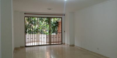 Apartamento exterior en arriendo ubicado cerca a parques, restaurantes, supermercados, centros comerciales, rutas de transporte publico y servicios complementarios del serctor.  Cuenta con piso en mármol, puerta de seguridad, sala comedor, estar de tv, 3 alcobas con baño y vestier en la principal, baño social, cocina integral abierta tipo americano, alcoba y baño de servicio, zona de ropas, balcón y parqueadero independiente cubierto. El edificio cuenta  con citofonia, alarma, y circuito cerrado de tv.Inmuebles sujetos a verificación de disponibilidad