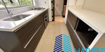 Arrienda y vende hermoso apartamento en poblado, unidad cerrada ,sector la loma de alejandria , con 3 alcobas, 3 closets, sala comedor, estudio, cocina integral abierta con red de gas , lavavajillas, balcón, 3 baños,cuarto útil,parqueadero doble lineal ,piscina, gimnasio, zona infantil, salón social, calentador a gas , piso en porcelanato,portería 24 horas, área128 metros.