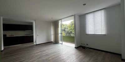 Apartamento en arriendo en unidad cerrada, ubicada en un sector de con fácil acceso desde las vías principales, muy tranquilo y de entorno muy natural y agradable, cerca a colegios, rutas de transporte público y servicios complementarios del sector. Cuenta con piso en madera, sala comedor, 2 alcobas con baño y vestier en la principal, baño social, cocina integral abierta tipo americano, cuarto útil, zona de ropas, balcón y parqueadero independiente cubierto.  Conjunto cerrado con ascensor y zonas sociales que incluyen piscina, gimnasio, salón social, zonas verdes, vigilancia y portería 24 horas y circuito cerrado de tv.     Inmueble sujeto a verificación de disponibilidad.