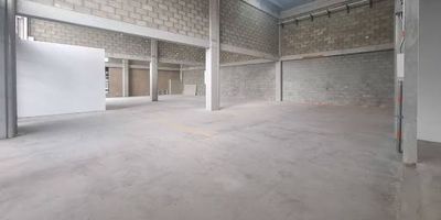 Local comercial esquinero de 84 m² con baño, ubicado en las Galerías, una de las zonas comerciales más dinámicas de Rionegro. Esta ubicación garantiza alta visibilidad y flujo de clientes. En Rionegro, el sistema privado de buses urbanos conecta eficientemente diversos sectores, facilitando el acceso al establecimiento. Además, el Aeropuerto Internacional José María Córdova se encuentra en las cercanías, potenciando aún más la actividad comercial de la zona. 