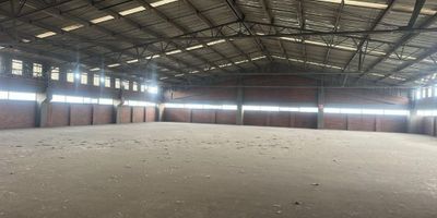 Bodega Esquinera en Venta y Arriendo - Zona Industrial, Montevideo ?

Esta bodega esquinera se encuentra en una zona industrial estratégica, con una excelente distribución de espacios, ideal para diversos usos comerciales o industriales. A continuación, te detallamos las características:

Área Total: 6.512 m²

Distribución por pisos:


 
 1er piso: 1.260 m²
 
 
 2do piso: 1.313 m²
 
 
 3er piso: 1.313 m²
 
 
 4to piso: 1.313 m²
 
 
 5to piso: 1.313 m²
 


Altura por piso:


 
 1er piso: 4,4 m
 
 
 2do piso: 2,8 m
 
 
 3er piso: 4,4 m
 
 
 4to piso: 4,4 m
 
 
 5to piso: 3,8 m
 


Características adicionales:


 
 Baños: 2 kits (por piso del 2° al 5°) ?
 
 
 Capacidad de carga: 4 toneladas/m² ⚖️
 
 
 Carga eléctrica: 1.000 KVA ⚡
 
 
 Entrada carga: 1
 
 
 Entrada carga/peatonal: 1
 
 
 Otras instalaciones:

 
  
  Ascensor de carga con capacidad de 10 toneladas ?️
  
  
  Escalera para acceso
  
 
 


Esta bodega es una excelente opción para empresas que necesiten un espacio amplio con capacidad de carga y acceso cómodo a todos los pisos.

Si te interesa más información o agendar una visita, no dudes en contactarnos.
