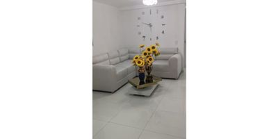 Este espectacular apartamento de 100 M2 está ubicado en la hermosa ciudad de Medellín, en el departamento de Antioquia.

Su ubicación privilegiada te brinda fácil acceso a todas las zonas de la ciudad y te permite estar rodeado de todas las comodidades necesarias para una vida plena.

Con 4 habitaciones amplias y luminosas. Además, cuenta con 2 baños completos, lo que te garantiza comodidad y privacidad en todo momento. Su diseño moderno y funcional incluye armarios empotrados en cada habitación, aprovechando al máximo el espacio y brindándote un lugar para almacenar todas tus pertenencias.

El apartamento también cuenta con un balcón que te ofrece una vista inigualable de la ciudad, ideal para disfrutar de una taza de café o un momento de relax al aire libre.

El apartamento también se encuentra en un edificio con excelentes características externas, como una amplia zona social para disfrutar de momentos de diversión en familia o con amigos, piscina, turco, sauna, gimnasio, salón social, zona de msacotas.

Además, está cerca de centros comerciales, colegios/universidades, parques y todo tipo de lugares de entretenimiento y comodidades.

Con zonas deportivas y amplias zonas verdes, este apartamento es perfecto para aquellos que buscan un estilo de vida activo y saludable. Y con el transporte público cercano, podrás desplazarte fácilmente a cualquier parte de la ciudad.

Este apartamento en una zona residencial es el lugar perfecto para ti y tu familia, ¡no pierdas la oportunidad de conocerlo y hacerlo tuyo!
