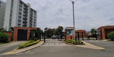 Vive en la exclusividad y tranquilidad de Hacienda El Castillo, Jamundí, en esta espectacular casa para estrenar, está en venta, diseñada para brindarte confort y un estilo de vida privilegiado. La casa de dos niveles cuenta con antejardín que da la bienvenida a un espacioso interior. En el primer piso, encontrarás una sala, comedor independiente y un área para diseñar la cocina a tu gusto. Además, dispone de una zona de oficios y una habitación con baño privado.
El segundo nivel, hall de alcobas con acceso a un balcón, te conecta con tres habitaciones, una cuenta con balcón privado, mientras que la principal con baño privado. El inmueble dispone de parqueadero para moto y carro. 
El conjunto cuenta con portería y vigilancia 24/7, piscinas, zona infantil, canchas y salón social. Ubicada en una de las zonas de mayor valorización, cerca de la Vía Panamericana, este hogar te permitirá disfrutar de un entorno seguro y con fácil acceso a la ciudad. ¡Contáctanos y agenda tu visita!