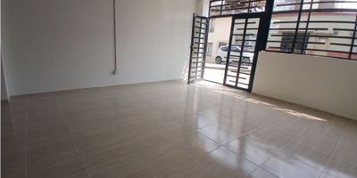 Local en Venta en El Crucero, Villamaría

Ubicado en una zona comercial estratégica, este local de 49.67 m² es una excelente oportunidad para emprender o expandir tu negocio.

Características y Beneficios:
Cuenta con acometida eléctrica de 220V, baño auxiliar y suelos en cerámica/mármol. Dispone de acceso pavimentado y todos los servicios básicos, incluyendo agua y electricidad.

Ubicación y Conectividad:
Situado en una zona con alto flujo de personas, cercano a centros comerciales y con fácil acceso al transporte público, lo que garantiza visibilidad y comodidad para clientes y empleados.

Si buscas un local con excelente ubicación y condiciones para tu negocio, esta es una gran oportunidad. Contáctanos para más información y agenda tu visita.


