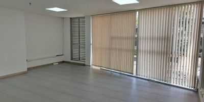 Oficina en alquiler  Ubicación privilegiada cuarto piso de un exclusivo edificio empresarial, esta oficina de 34 m ofrece un espacio funcional y bien iluminado, ideal para empresas o profesionales que buscan comodidad y prestigio. Cuenta con ventanales con persianas y vista a la calle, proporcionando excelente luz natural. Además, dispone de un baño privado, una cocineta para mayor comodidad y un parqueadero cubierto. Para más información o agendar una visita, valor  de renta más administración. contáctenos. YAMILETH LONDOÑO 