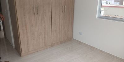 Apartamento en Venta en El Crucero, Villamaría

Disfruta de la comodidad y la tranquilidad en este moderno apartamento ubicado en una zona residencial con excelente acceso y vista panorámica.

Distribución y Características:
Cuenta con sala comedor, cocina integral, zona de ropas y estudio. Dispone de dos habitaciones, siendo la principal con baño privado y vestier. Además, incluye baño auxiliar y armarios empotrados para mayor almacenamiento.

Comodidades y Ubicación:
Ubicado en el primer piso, con suelos en cerámica/mármol y opción de venta con parqueadero. Se encuentra en un sector residencial, cercano a parques y con un entorno ideal para quienes buscan comodidad y tranquilidad.

Si buscas un apartamento funcional y bien ubicado en Villamaría, esta es una gran oportunidad. Contáctanos para más información y agenda tu visita.


