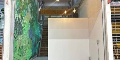 AMPLIO LOCAL PARA COMIDAS , UBICADO EN LA ZONA  DE COMIDAS DEL CENTRO COMERCIAL CITYPLAZA LOMA DEL ESCOBERO ENVIGADO. EL LOCAL ESTA CERCA AL GIMNASIO ACTION BLACK Y OTROS AMBIENTE,  COMODO PARA TRABAJAR COMER  Y COMPARTIR. TIENE 1 MEZZANINI, INCLUYE LA ADMINISTRACION. TIENE 2 MESAS DE ACERO INOXIDABLE CON POZUELO, RED DE GAS NATURAL ILUMINACION Y LINDO MURAL VERDE