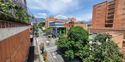 Excelente bodega u oficina, sector Belén, ubicación,  alto flujo peatonal, edificio, pisos en cerámica, tres baños, cocineta, tres oficinas independientes, balcón , 210 m2, 6.000.000, contacto Andres Jimenez 313 683 7000.