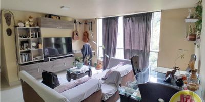 Código: 5861. 13° Piso en edificacion de 18 pisos. Acceso al inmueble: Directo a la via, sendero peatonal y ascensor. Alcobas con puertas, calentador, cubierta y extractor. Propiedad con hipoteca, pero se tramitara su cancelación. Precio negociable.