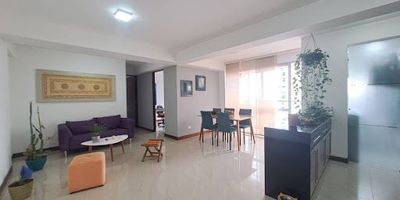Apartamento en Venta en Pinares. Ubicado en un piso alto con vista espectacular y luz natural. Cuenta con una habitación principal con baño y vestier, una segunda habitación con clóset, baño social, sala-comedor amplia, balcón, cocina integral con barra, zona de lavandería, parqueadero cubierto y zonas sociales. MARCELA BOJACA 