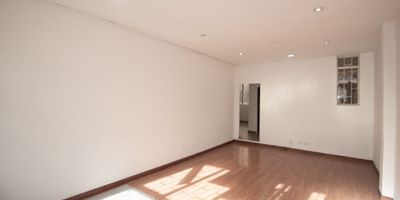 Local de 40 metros, con un baño, un espacio para adecuación, iluminación natural, pisos laminados, Avenidas cercanas: Calle 26, Estación de transmilenio, paraderos de sitp. Centro comercial Corferias.