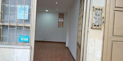 Local de 40 metros, con un baño, un espacio para adecuación, iluminación natural, pisos laminados, Avenidas cercanas: Calle 26, Estación de transmilenio, paraderos de sitp. Centro comercial Corferias.