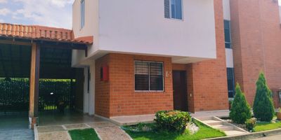 Venta de Casa en Cinco Soles. Unidad Residencial Sol de Primavera.  Excelente ubicación, a quince minutos de Cali por la Panamericana; cerca a  la Clínica Valle del Lili y Jardín Plaza. 

Consta de  cuatro habitaciones, cuatro baños, incluido el baño social, habitación de empleada con baño, sala comedor amplia, terraza techada y amplia zona verde. Sala de televisión. Cocina integral cerrada con zona de oficios independiente. Parqueadero para dos vehículos en línea.

Unidad con zona social completa: Piscina para adultos, piscina para niños, cancha múltiple, salón social, juegos infantiles, sector tranquilo y con vigilancia permanente.