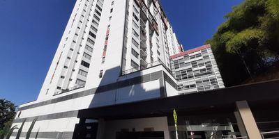 Condominio Abadías, Conjunto Residencial Sacromonte Apartamento piso 11 cuenta con 3 habitaciones, 2 baños, espacio para sala comedor, cocina integral, zona de ropas, parqueadero cubierto. El conjunto cuenta con Vigilancia 24 horas, Ascensores, parqueadero de visitantes, piscina, salón social, juegos infantiles 