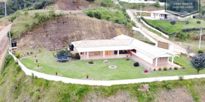 Espectacular casa finca con amplios espacios y entorno natural

Si buscas una propiedad exclusiva con todas las comodidades y rodeada de naturaleza, esta casa finca de 300m2 es la opción ideal. Disfruta de una hermosa vista panorámica, amplios espacios y un entorno tranquilo, con todas las facilidades para tu bienestar. Todo esto por $980.000.000.

 Área total de 300m2.
 4 habitaciones con clóset.
 4 baños.
 Sala de estudio.
 Electricidad, agua, TV e internet.
 Piso en madera.
 Garaje con capacidad para aproximadamente 5 carros.
 Parqueadero para visitantes.
 Jardín y zonas verdes.
 Árboles frutales.
 Alarma de seguridad.
 Nacimiento de agua propio.
 Fácil acceso al transporte público.

Un lugar perfecto para vivir rodeado de naturaleza sin renunciar al confort. Contáctanos ahora y agenda tu visita