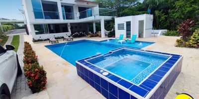 Se vende  espectacular casa en unidad cerrada, con excelentes rutas de transporte público, cerca al parque de San Jerónimo, supermercados, bombas de gasolina, tiendas y una variedad de propuestas gastronómicas que solo este sector del municipio te brindará. Podrás disfrutar en familia de un ambiente tranquilo, campestre, con todas las comodidades y confort que tú y tú familia se merecen, entre ellas su amplia piscina, espacio para parqueo para 3 a 4 vehiculos, turco con baño externo, jardin, zona de estar, camaras de seguridad, portería 24 horas.Entre sus características el inmueble cuenta balcón,  5 alcobas con closet y aire acondicionado, 6 baños, sala, comedor, sala de estar, cocina integral con acabados modernos, zona de ropas exterior, piso en cerámica, vista panorámica y unos amplios ventanales y una maravillosa iluminación.Anímate, ¡¡agenda tú cita ya!!.