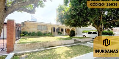 CÓDIGO INTERNO: 26838 - CASA CONSTA DE 4 ALCOBAS, 3 BAÑOS, ALCOBA DE SERVICIO, SALA INDEPENDIENTE, SALA COMEDOR, PUNTO DE CONEXIÓN PARA AIRES, COCINA SEMI INTEGRAL, ZONA DE ROPAS, TERRAZA, PATIO, PISO DE CERÁMICA Y CIELO RASO DE MADERA. SE ENCUENTRA UBICADA CERCA DE VÍAS PRINCIPALES, PARQUES, COLEGIOS, UNIVERSIDADES, SUPERMERCADOS, TRANSPORTE PÚBLICO E IGLESIAS.