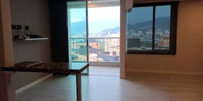 Apartaestudio en arrendamiento en el sector de Los Balsos en el Poblado. Apartaestudio tipo Loft, cuenta con excelentes acabados, cómodos espacios, excelente iluminación natural, todo dentro de un entorno familiar y tranquilo. En edificio cercano al centro comercial Oviedo, centro comercial Santa Fe y La Milla de Oro. Cómodas vías de acceso y con facilidad de abordaje a rutas de transporte público. 