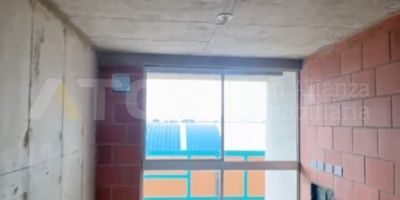 Atos Inmobiliaria vende apartamento en el exclusivo conjunto Serralta, en Chía, a un excelente precio. Cuenta con dos habitaciones, un baño terminado, cocina con mesón, sala-comedor, zona de ropas y parqueadero. Se encuentra en obra gris, brindándote la oportunidad de diseñarlo a tu gusto y adaptarlo a tu estilo de vida. Ubicado en una zona de alta valorización, cerca de centros comerciales, universidades, supermercados y con fácil acceso a Bogotá. Un sector ideal para vivir con tranquilidad y comodidad. ¡No dejes pasar esta oportunidad! Contáctanos y agenda tu cita.