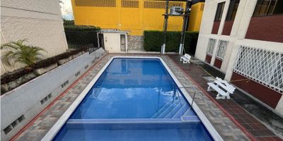 ¡Encontrar tu hogar ideal en la hermosa ciudad de Cali ya no es un sueño! Te presentamos este ampio apartamento ubicado en uno de los mejores sectores de la ciudad, en zona sur central.. Con un área total de 75 M2 y una distribución perfecta de 72 M2 de área privada, este inmueble te brinda todo el espacio y comodidad que necesitas para vivir en armonía.

El apartamento cuenta con 3 amplias alcobas, ideales para acomodar a toda tu familia, así como 2 baños completos que te garantizan privacidad y comodidad en todo momento. Además, podrás disfrutar del espacio extra de almacenamiento que ofrecen los armarios empotrados, manteniendo todo en orden y sin sacrificar espacio en tu hogar.

Un baño auxiliar y un baño en la habitación principal son solo algunas de las ventajas que encontrarás en este inmueble, pensadas para simplificar tu rutina diaria. La cocina integral te brinda la oportunidad de preparar tus comidas favoritas con facilidad, mientras que el gas domiciliario te garantiza un ahorro en tus facturas de servicios públicos.

Contarás también con una amplia zona de lavandería para facilitar tus tareas del hogar, y el piso de cerámical en todo el apartamento facilitará ña limpieza y durabilidad en el tiempo.

Por otro lado, en el área social podrás compartir momentos inolvidables con tu familia y amigos, y si te gusta disfrutar del sol y nadar, no tendrás que salir de tu hogar, ya que el edificio cuenta con una encantadora piscina para tu disfrute.

La ubicación de este apartamento es simplemente imbatible. Con acceso pavimentado y en una zona céntrica , tendrás todo lo que necescitas a tu alcance. Encontrarás centros comerciales como Cosmocentro, Mall Plaza, Palmetto Plaza, además de  colegios y universidades de prestigio. Igualmente dispondrás de acceso fácil y rápido a diversas opciones de transporte por la cercanía a diferentes estaciones del Mio.  Por otro lado la zona médica de Tequendama y los diveresos escenarios de