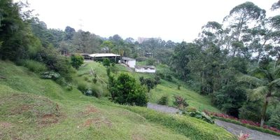 Excelente finca ubicada en zona muy tranquila y segura, amplias zonas verdes, fácil acceso.