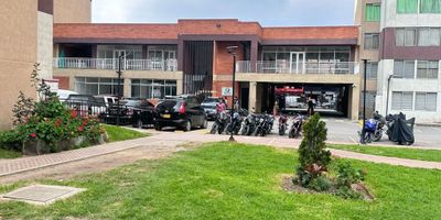 ADMINISTRADORA AAVAL VENDE APARTAMENTO UBICADO EN OCTAVO PISO CON ASCENSOR, CUENTA CON TRES ALCOBAS, UN BAÑO, SALA-COMEDOR, COCINA A GAS Y ZONA DE LAVANDERÍA. PISOS EN CERÁMICA. EL CONJUNTO RESIDENCIAL OFRECE SALÓN SOCIAL Y PARQUEADERO PARA VISITANTES. UBICADO EN UNA ZONA RESIDENCIAL TRANQUILA, CON FÁCIL ACCESO A TRANSPORTE Y SERVICIOS. NO CUENTA CON PARQUEADERO PRIVADO.