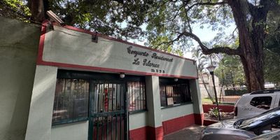 Casa en Venta barrio Nápoles 
Conjunto cerrado La Pilarica
Es una casa de dos pisos lista para ser remodelada, de tres alcobas y dos baños, patio cocina y sala comedor  de muy buen tamaño. y dentro de un conjunto cerrado muy tranquilo, de solo 52 casas, con amplios jardines a su alrededor y donde se respira tranquilidad, 
El conjunto No cuenta con piscina, pero si cuenta con portería 24Horas y parqueadero privado