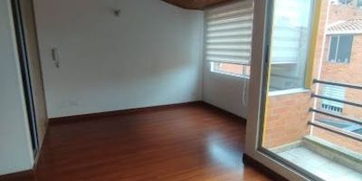 Encantadora casa de excelente ubicación de 3 pisos, con los mejores espacios, sótano con baño y zona de lavandería, espacio para parquear 2 carros y con puerta eléctrica, en el primer piso encontrara la sala, el comedor, cocina de estilo clásica y moderna, baño, en el segundo piso encontrará 2 habitaciones y baño y en el tercer piso encontrará la habitación principal con baño y balcón, por lo que cuenta con buena iluminación, ventilación y espacio. Para mayor información quien este interesado se puede comunicar con el Ejecutivo comercial Diego Fernando Zuluaga al número Celular 3203021090.