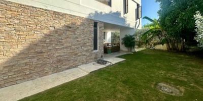 Linda casa dentro de condominio en zona norte de la ciudad, con piscina privada y su gran diseño nos brinda agradables espacios .Su distribuciòn en dos niveles nos ofrece cuatro alcobas cada una con baño,un estudio amplio,sala con grandes espacios, comedor amplio,cocina moderna,zona de labores independiente,cuarto y baño de servicio.El condominio ofrece amenidades de club house:canchas de tenis,fútbol,baloncesto,dos porterías con camaras,senderos para caminar.Su ubicaciòn estrategica en la zona de desarrollo de la ciudad le da beneficios a grupo familiar por cercanía a los colegios zona norte, clínica y grandes industrias .Está a pocos pasos del centro comercial ramblas, donde hay gran variedad de restaurante, almacenes y supermercado.