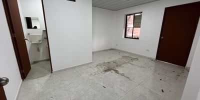 Arriendo apartamento en prado centro de 80 m2. El apartamento cuenta con 3 habitaciones con baño y 1 baño social, 4 baños en total, sala comedor, cocina integral con red de gas y balcon en piso 3. Esta ubicado a una cuadra de la estacion hospital del metro. Excelentes rutas de transporte.
