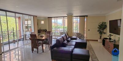 Apartamento AMOBLADO en Laureles. Muy cerca de todo: centros comerciales, restaurantes, la zona rosa de Laureles, mercados, vías de acceso principales y más.
Completamente dotado para las necesidades del día a día. Cuenta con 3 amplias alcobas, 3 baños (2 con cabina), una amplia sala comeor, un estudio o estar, 2 balcones, cocina integral abierta y un parqueadero privado cubeierto.
El edificio cuenta con vigilancia 24/7, CCTV, piscina, jacuzzi, turco y amplio salón social