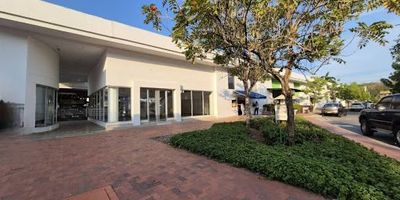 Local ubicado en Centro Comercial Las Ramblas, ubicado en primer piso dos niveles primer piso 140 mts segundo nivel 100