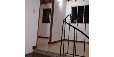 Ambiente inmobiliario tiene a la venta apartamento duplex en Villahermosa Los Angeles octavo piso con 84 M2 de área

3 Alcobas con closet
3 Baños completos con cabinas en vidrio templado, 
la alcoba principal tiene vestier y bañera, 
Sala comedor, 
Cocina integral full, 
red de gas
Pisos en cerámica y en madera

Edificifio con ascensor, 
parqueadero cubierto y cuarto útil, 
Esta cerca al colegio de María Auxiliadora, a la clínica el Rosario, 
colegios, universidades, supermercados, rutas de buses, excelente ubicación.
