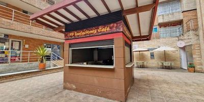 Local en arriendo en La Estrella, diagonal al parque principal, en una zona altamente comercial y concurrida. Ubicación estratégica, ideal para mini cafetería, tienda de recalentados, dulcería o heladería. Cuenta con acceso a la ruta integrada del metro.