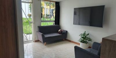 Casa en venta en urbanización abierta  Estrato 3 Hermosa casa dúplex con excelente ubicación, ideal para disfrutar de un entorno tranquilo y familiar. Cuenta con 3 habitaciones, 2 baños, balcón, cocina semi integral y un amplio patio cubierto. Ubicada en una calle peatonal, sin vecinos al frente, con una zona verde y acceso peatonal a la bahía de parqueaderos. Cerca de supermercados, transporte público y colegios. ¡Una excelente opción para tu hogar!  Yamileth Londoño 