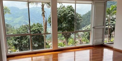 Apartamento amplio con excelente iluminación y vista al nevado, al ingresar se encuentra sala - comedor con un ventanal grande, cocina integral, zona de ropas y cuarto de servicio con su respectivo baño, ingresamos, cuenta con 3 alcobas, closets, la alcoba principal con balcón y baño. ubicado sobre vía principal, zona comercial y residencial.
